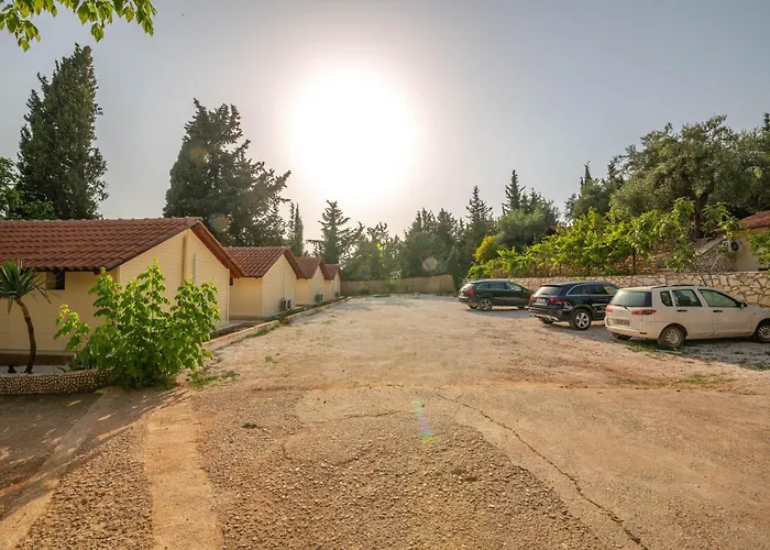 Shen Nikolla 营地 3*